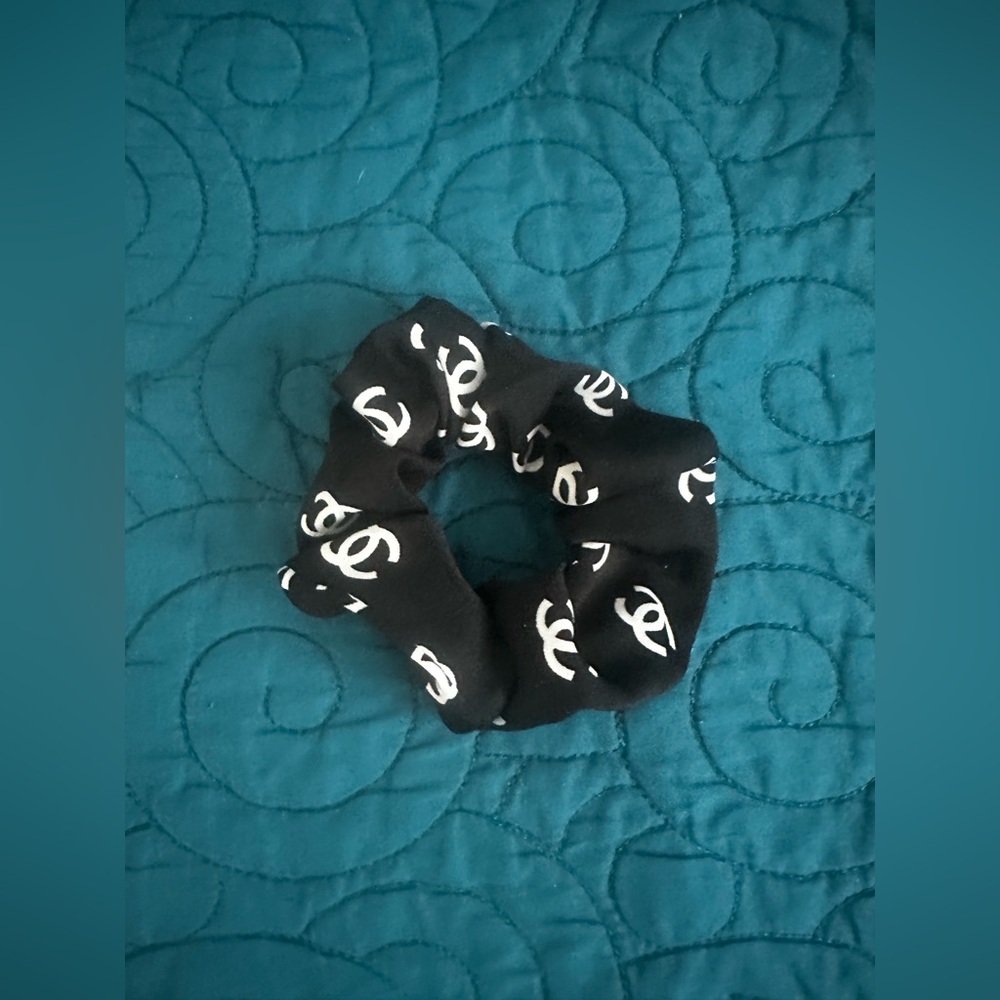 NWOT CC BLACK AND WHITE SCRUNCHIE